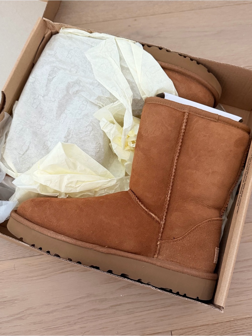 Uggs chestnut short classic size 7